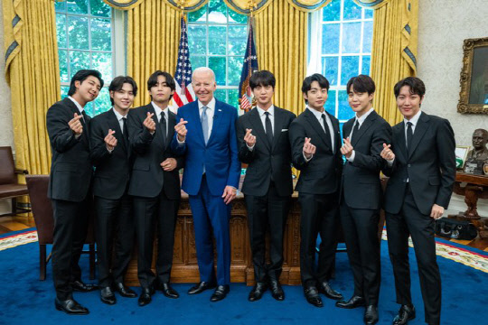 5월 31일(현지시간) 미국 워싱턴DC 백악관에 아시아인 혐오 범죄에 대한 대응을 논의하기 위해 초청된 방탄소년단(BTS)이 조 바이든 미국 대통령과 기념 촬영하고 있다. <빅히트뮤직 제공>